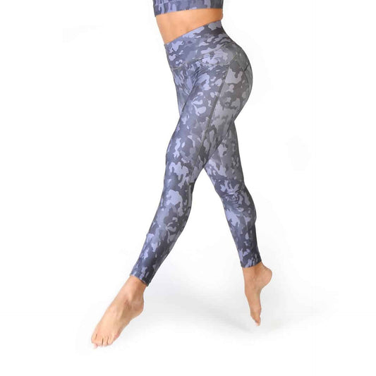 Legins Bodyboo Camo en gris. Estampado de camuflaje, ajuste perfecto en cintura y glúteos